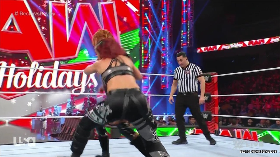 WWE_Monday_Night_Raw_2022_12_19_720p_HDTV_x264-NWCHD_mp4_006170302.jpg