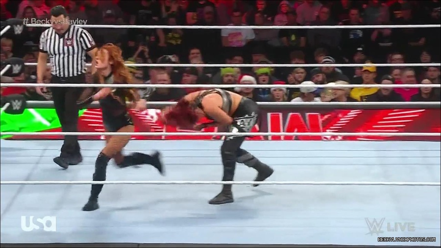 WWE_Monday_Night_Raw_2022_12_19_720p_HDTV_x264-NWCHD_mp4_006170702.jpg
