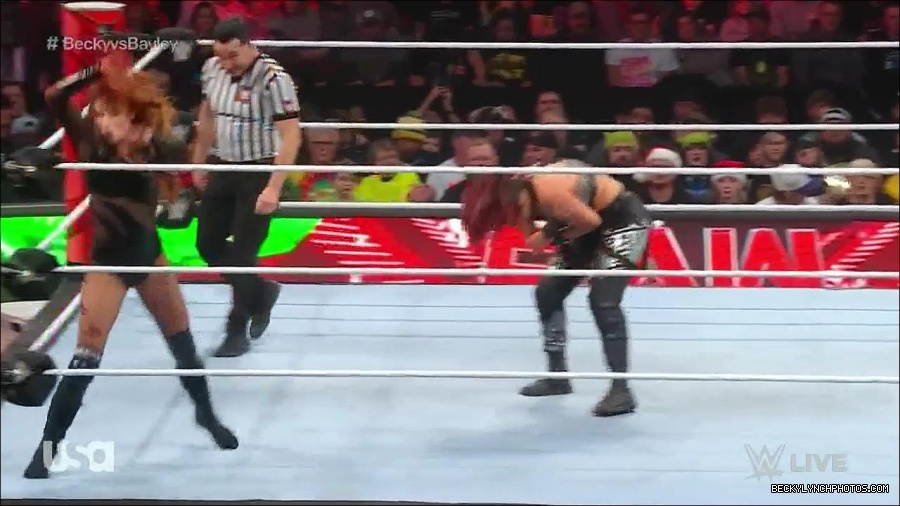 WWE_Monday_Night_Raw_2022_12_19_720p_HDTV_x264-NWCHD_mp4_006171103.jpg