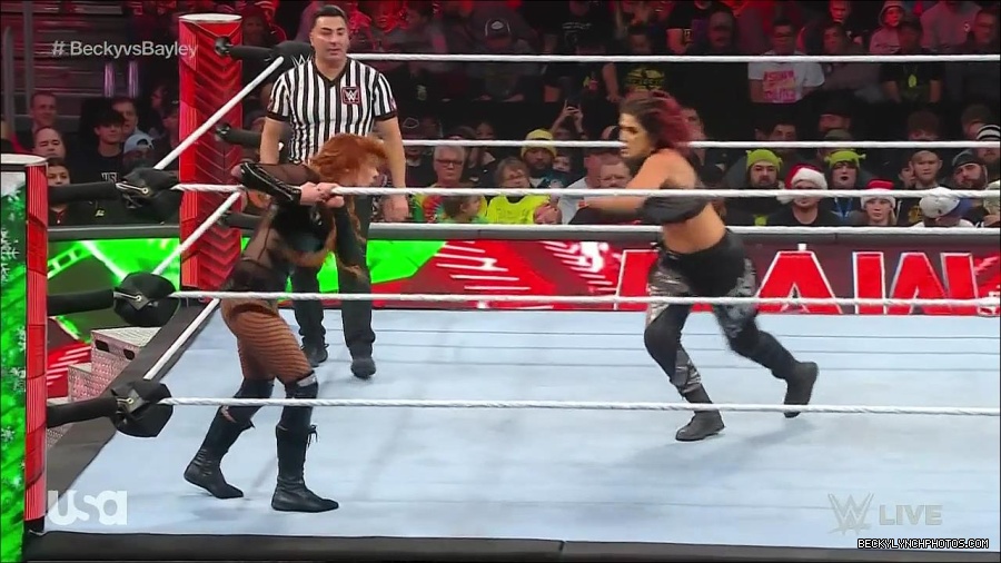 WWE_Monday_Night_Raw_2022_12_19_720p_HDTV_x264-NWCHD_mp4_006171904.jpg