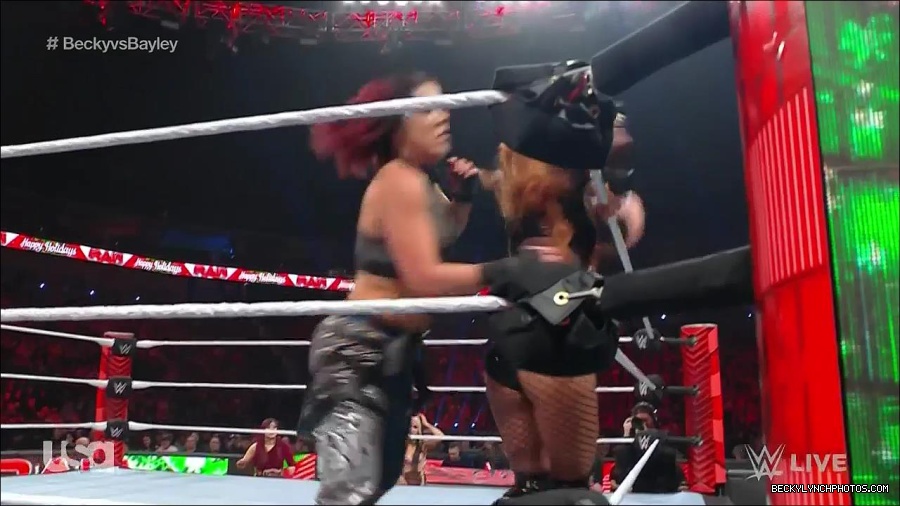 WWE_Monday_Night_Raw_2022_12_19_720p_HDTV_x264-NWCHD_mp4_006172704.jpg
