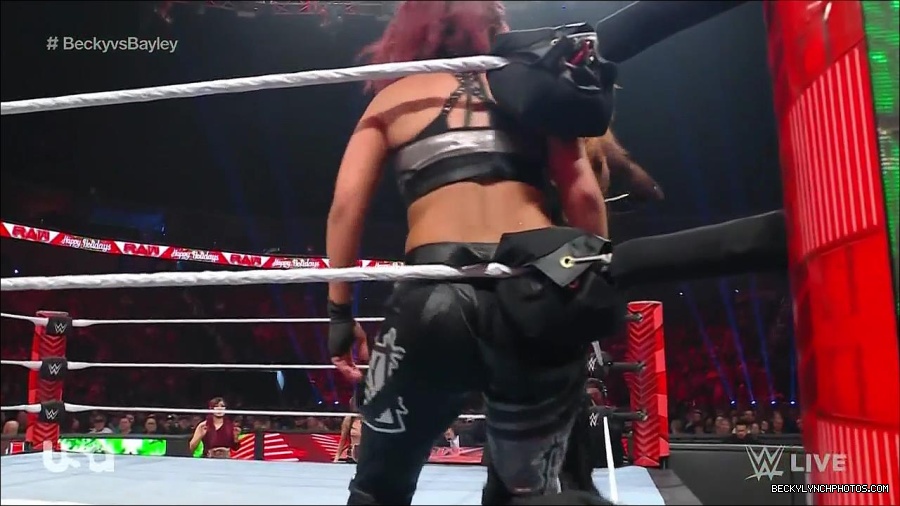 WWE_Monday_Night_Raw_2022_12_19_720p_HDTV_x264-NWCHD_mp4_006173906.jpg