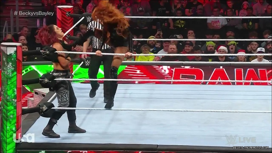 WWE_Monday_Night_Raw_2022_12_19_720p_HDTV_x264-NWCHD_mp4_006174306.jpg