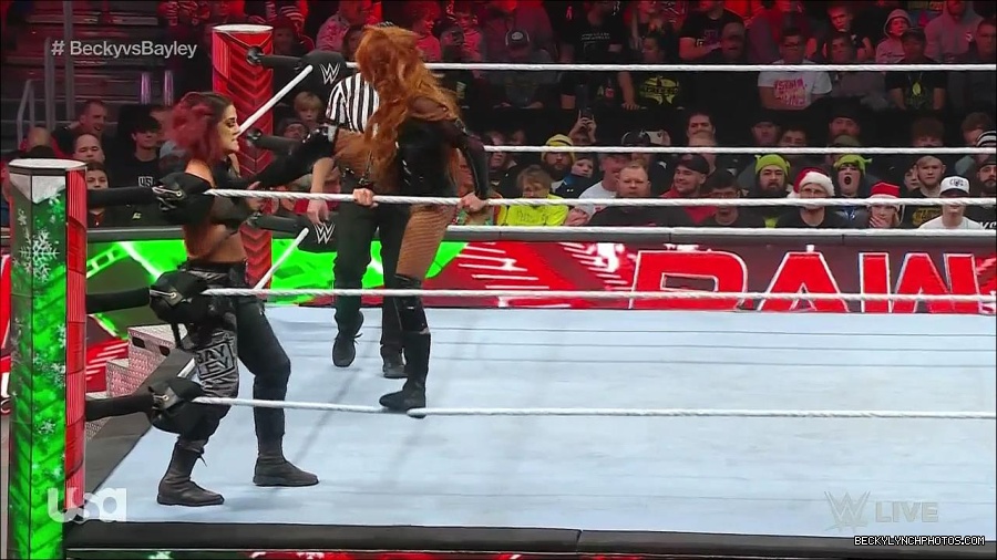 WWE_Monday_Night_Raw_2022_12_19_720p_HDTV_x264-NWCHD_mp4_006174706.jpg