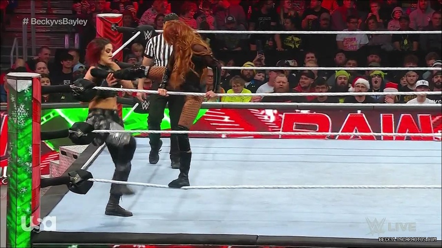 WWE_Monday_Night_Raw_2022_12_19_720p_HDTV_x264-NWCHD_mp4_006175107.jpg