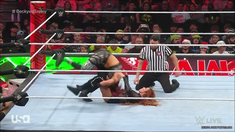 WWE_Monday_Night_Raw_2022_12_19_720p_HDTV_x264-NWCHD_mp4_006180312.jpg