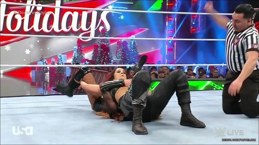 WWE_Monday_Night_Raw_2022_12_19_720p_HDTV_x264-NWCHD_mp4_006181113.jpg