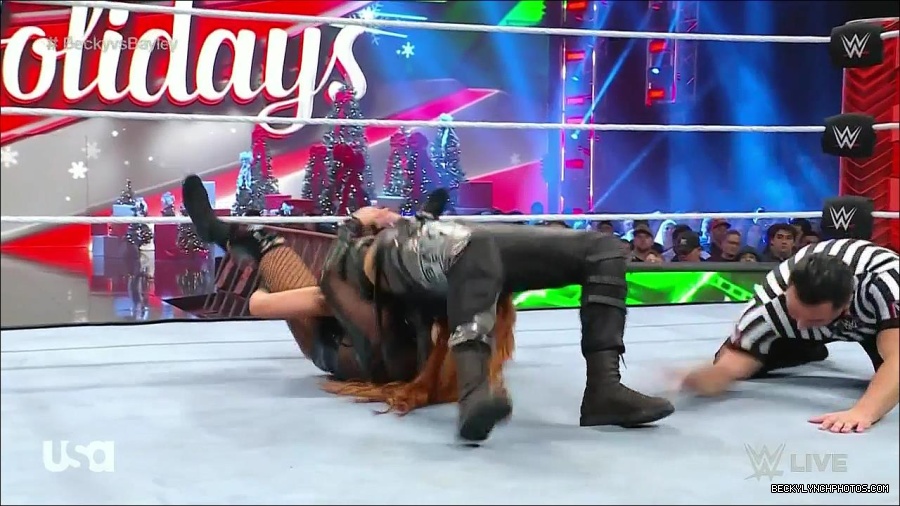 WWE_Monday_Night_Raw_2022_12_19_720p_HDTV_x264-NWCHD_mp4_006181513.jpg