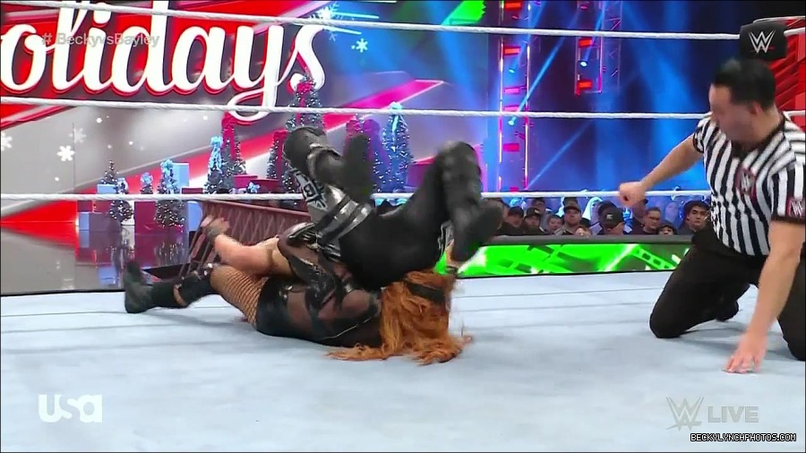 WWE_Monday_Night_Raw_2022_12_19_720p_HDTV_x264-NWCHD_mp4_006181914.jpg