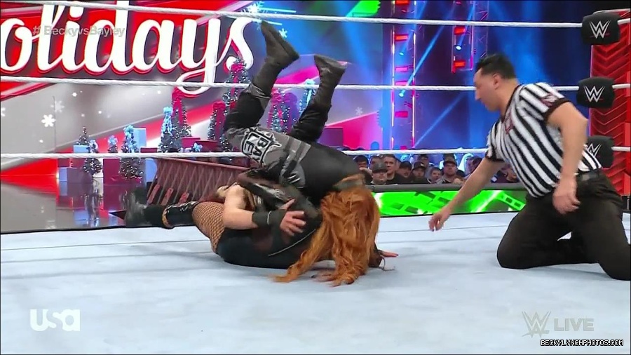 WWE_Monday_Night_Raw_2022_12_19_720p_HDTV_x264-NWCHD_mp4_006182314.jpg