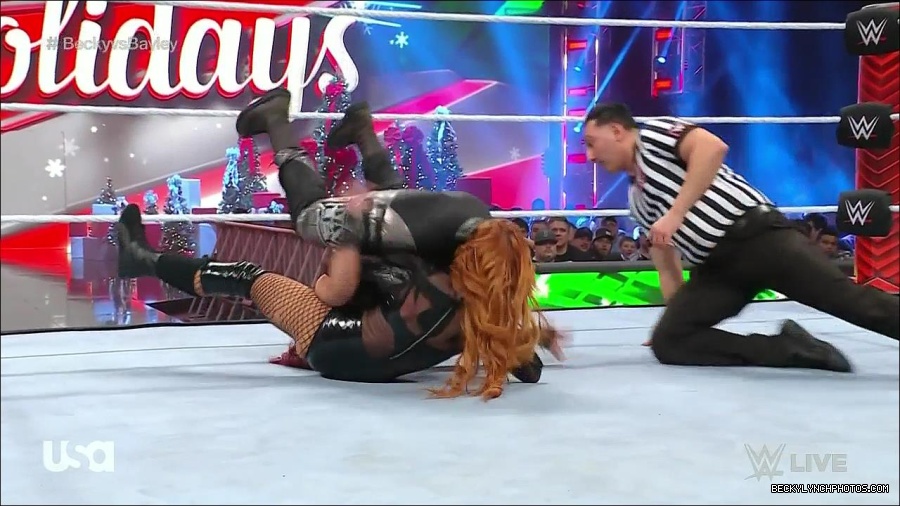 WWE_Monday_Night_Raw_2022_12_19_720p_HDTV_x264-NWCHD_mp4_006182714.jpg