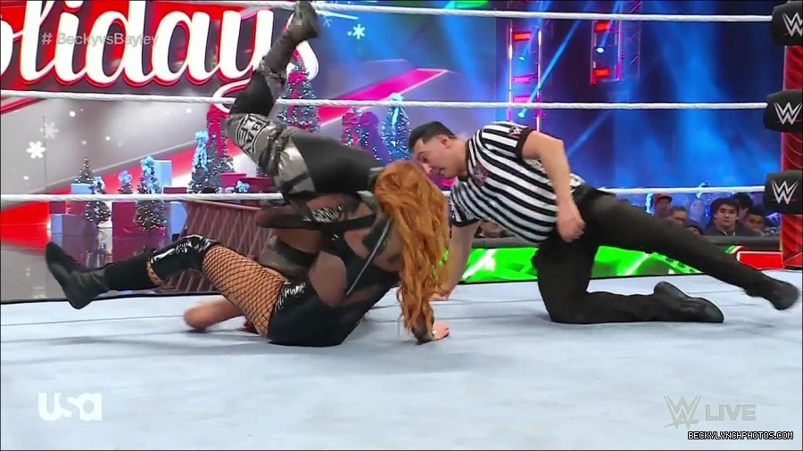 WWE_Monday_Night_Raw_2022_12_19_720p_HDTV_x264-NWCHD_mp4_006183115.jpg