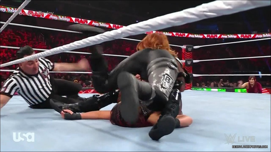 WWE_Monday_Night_Raw_2022_12_19_720p_HDTV_x264-NWCHD_mp4_006184316.jpg
