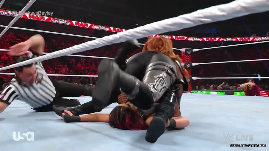 WWE_Monday_Night_Raw_2022_12_19_720p_HDTV_x264-NWCHD_mp4_006184716.jpg