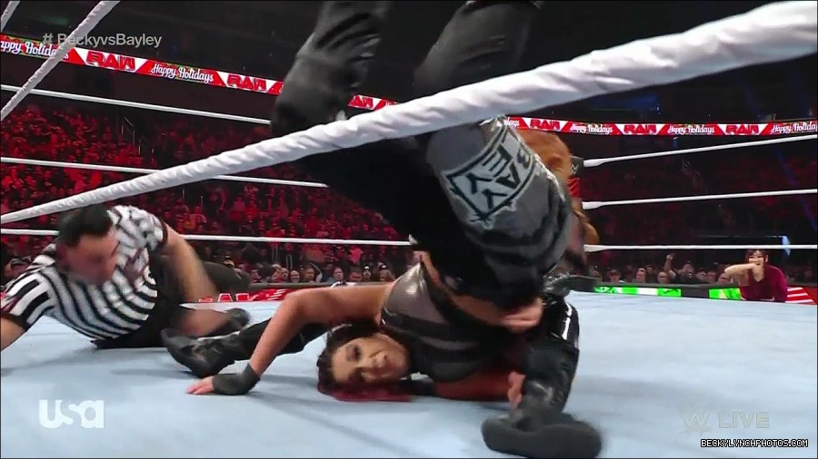 WWE_Monday_Night_Raw_2022_12_19_720p_HDTV_x264-NWCHD_mp4_006185117.jpg