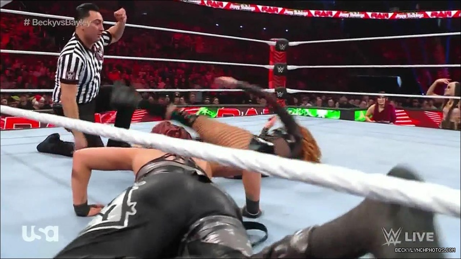 WWE_Monday_Night_Raw_2022_12_19_720p_HDTV_x264-NWCHD_mp4_006185918.jpg