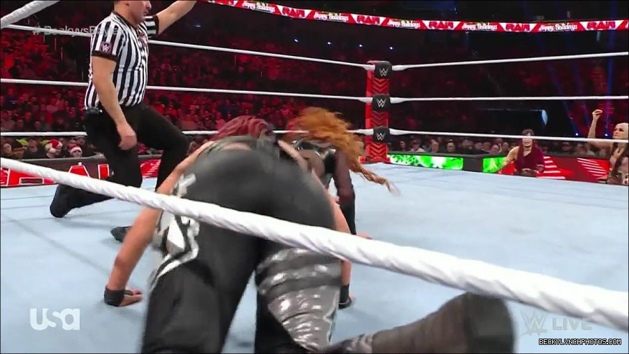 WWE_Monday_Night_Raw_2022_12_19_720p_HDTV_x264-NWCHD_mp4_006186318.jpg