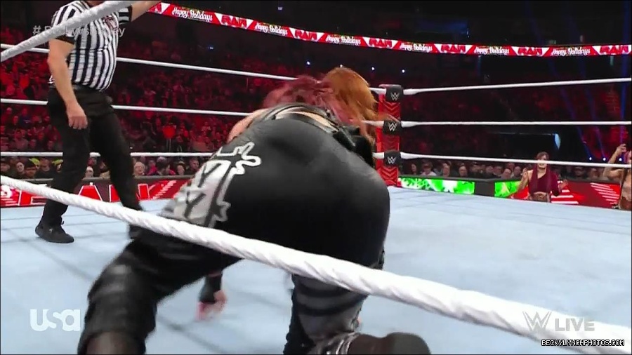 WWE_Monday_Night_Raw_2022_12_19_720p_HDTV_x264-NWCHD_mp4_006186718.jpg