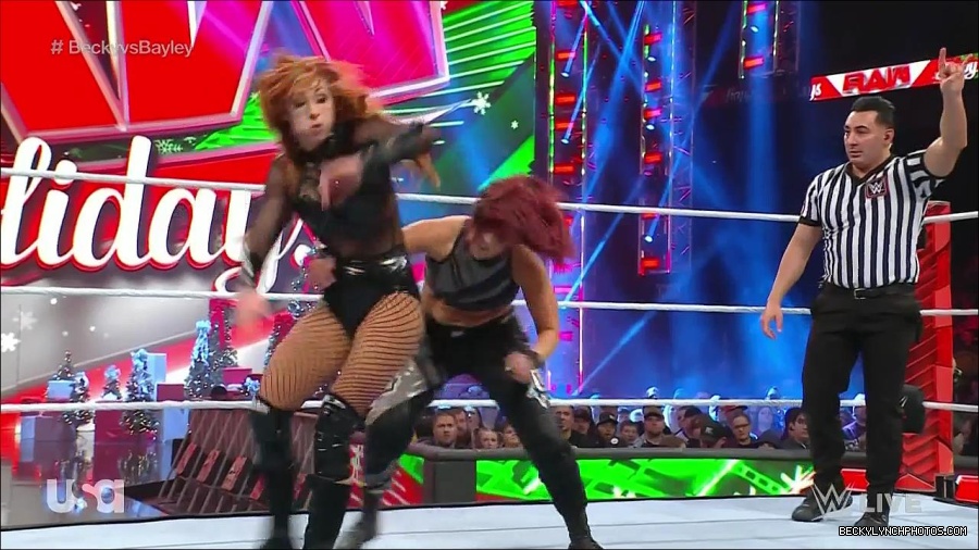 WWE_Monday_Night_Raw_2022_12_19_720p_HDTV_x264-NWCHD_mp4_006187920.jpg
