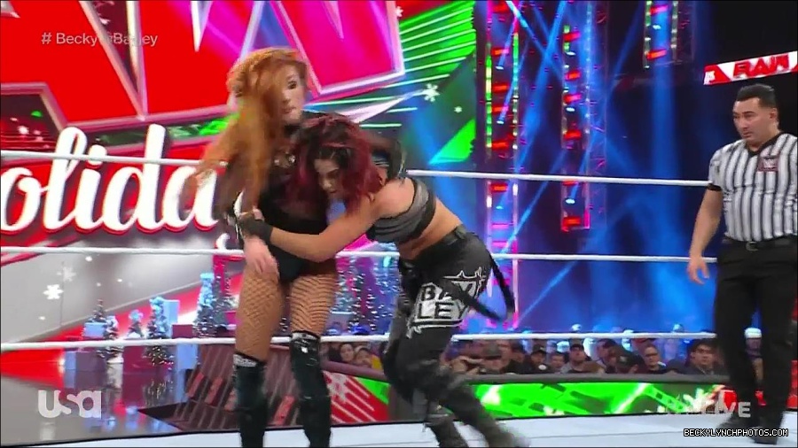 WWE_Monday_Night_Raw_2022_12_19_720p_HDTV_x264-NWCHD_mp4_006188320.jpg