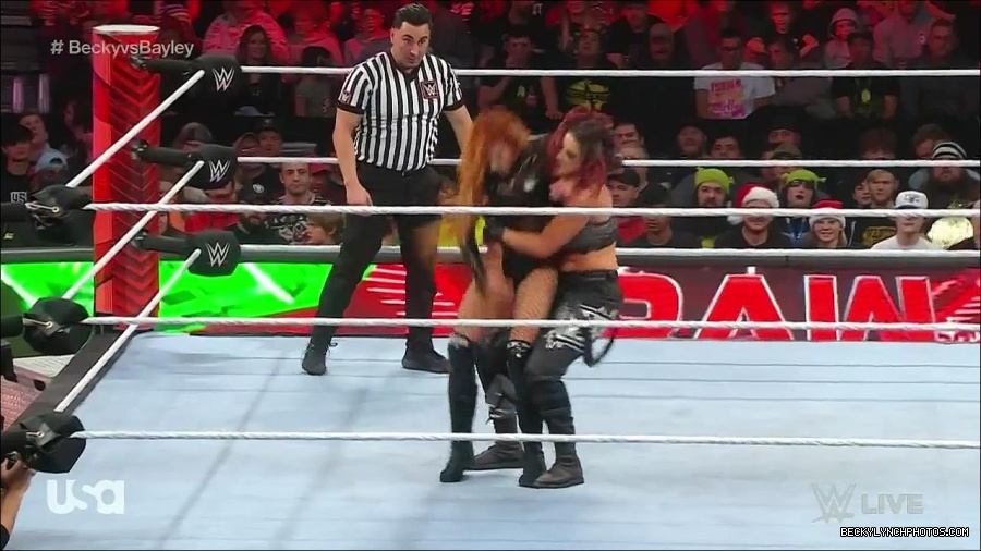 WWE_Monday_Night_Raw_2022_12_19_720p_HDTV_x264-NWCHD_mp4_006189121.jpg