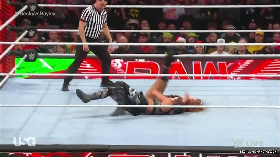 WWE_Monday_Night_Raw_2022_12_19_720p_HDTV_x264-NWCHD_mp4_006189922.jpg