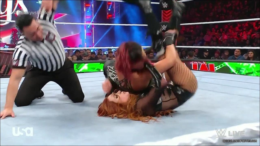WWE_Monday_Night_Raw_2022_12_19_720p_HDTV_x264-NWCHD_mp4_006194726.jpg