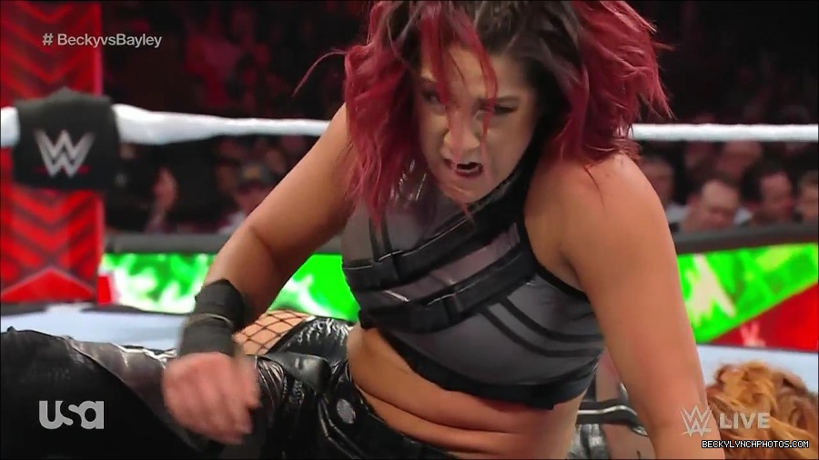 WWE_Monday_Night_Raw_2022_12_19_720p_HDTV_x264-NWCHD_mp4_006197529.jpg