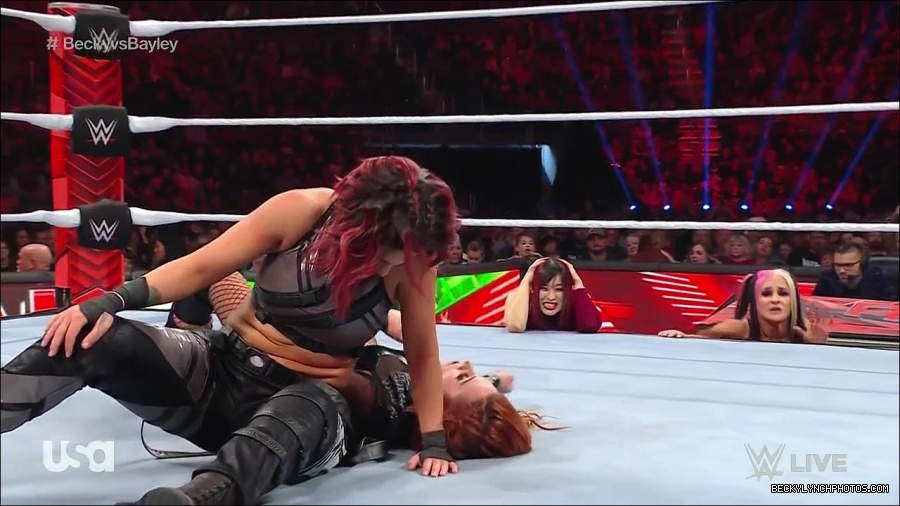 WWE_Monday_Night_Raw_2022_12_19_720p_HDTV_x264-NWCHD_mp4_006201533.jpg