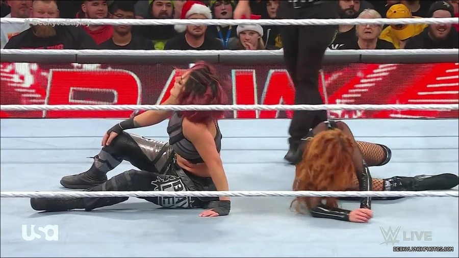 WWE_Monday_Night_Raw_2022_12_19_720p_HDTV_x264-NWCHD_mp4_006203535.jpg