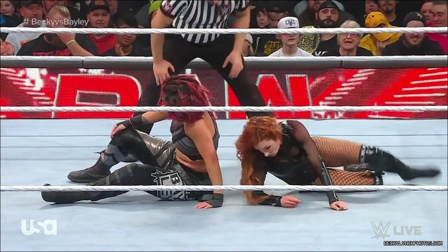 WWE_Monday_Night_Raw_2022_12_19_720p_HDTV_x264-NWCHD_mp4_006204336.jpg
