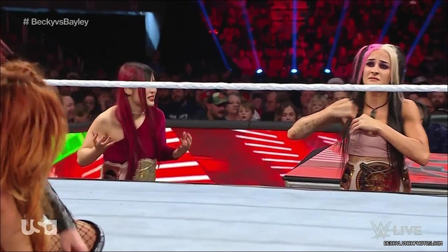 WWE_Monday_Night_Raw_2022_12_19_720p_HDTV_x264-NWCHD_mp4_006206338.jpg