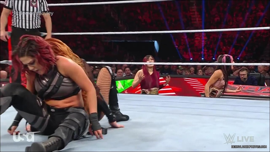 WWE_Monday_Night_Raw_2022_12_19_720p_HDTV_x264-NWCHD_mp4_006208740.jpg