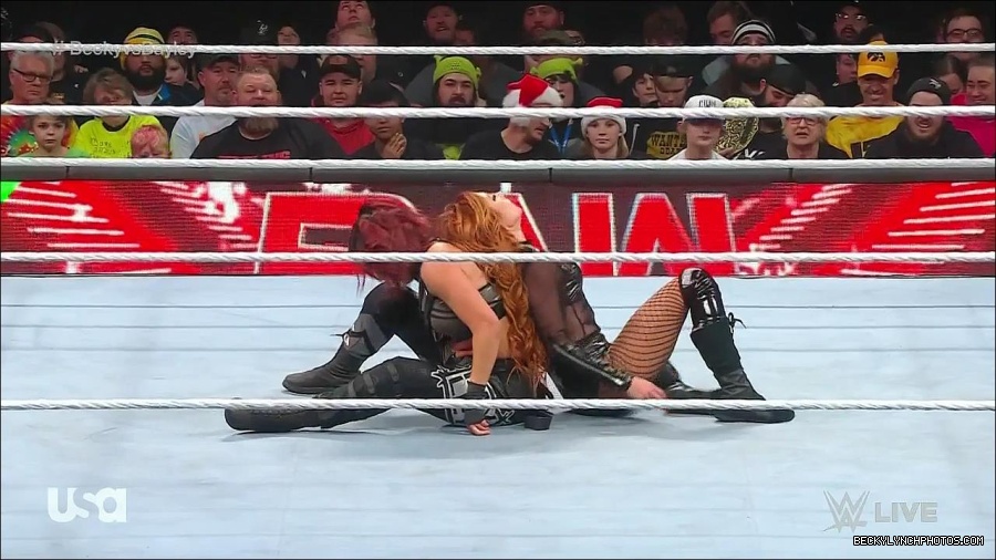 WWE_Monday_Night_Raw_2022_12_19_720p_HDTV_x264-NWCHD_mp4_006209141.jpg