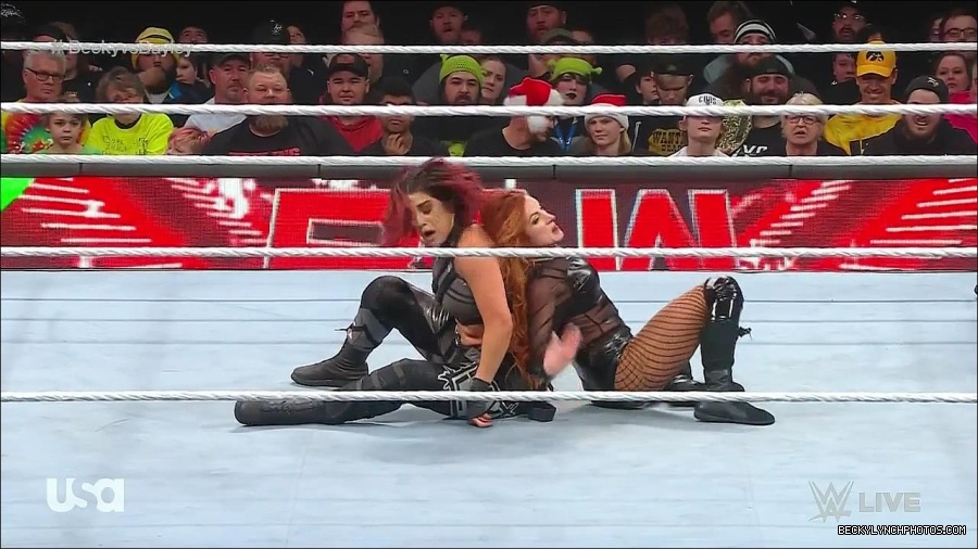 WWE_Monday_Night_Raw_2022_12_19_720p_HDTV_x264-NWCHD_mp4_006209942.jpg