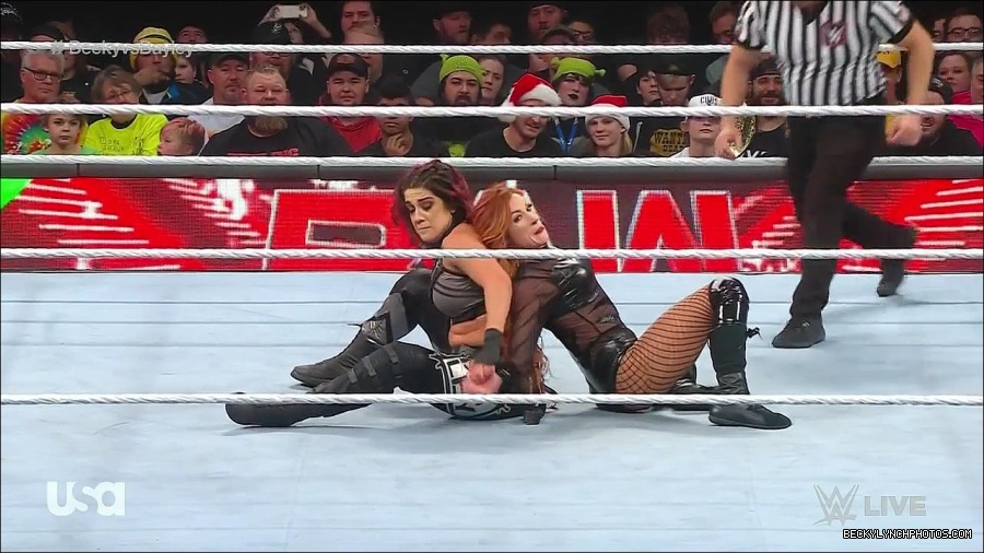 WWE_Monday_Night_Raw_2022_12_19_720p_HDTV_x264-NWCHD_mp4_006210742.jpg