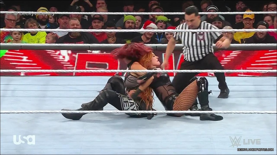 WWE_Monday_Night_Raw_2022_12_19_720p_HDTV_x264-NWCHD_mp4_006211143.jpg