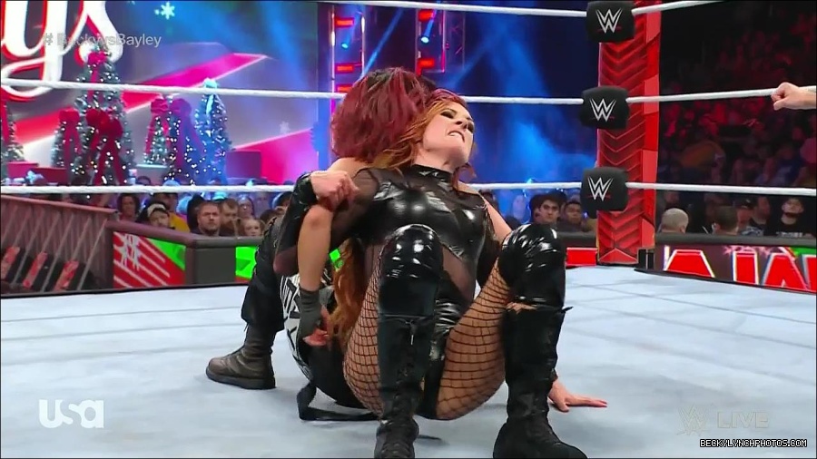 WWE_Monday_Night_Raw_2022_12_19_720p_HDTV_x264-NWCHD_mp4_006211944.jpg