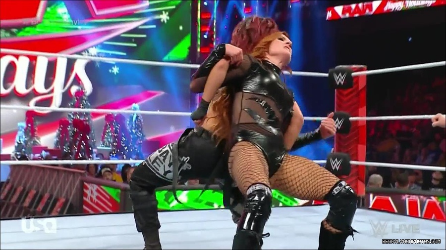 WWE_Monday_Night_Raw_2022_12_19_720p_HDTV_x264-NWCHD_mp4_006212744.jpg