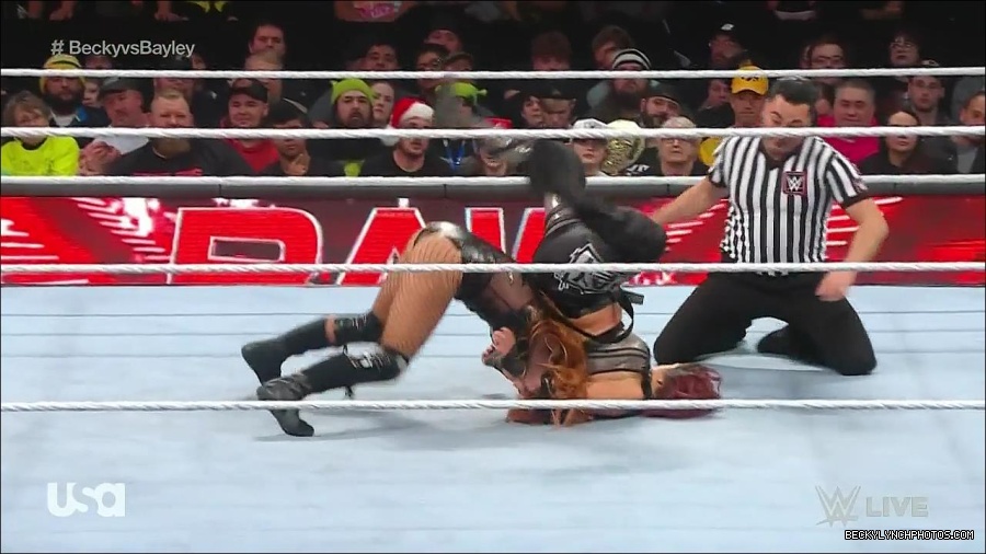 WWE_Monday_Night_Raw_2022_12_19_720p_HDTV_x264-NWCHD_mp4_006214346.jpg