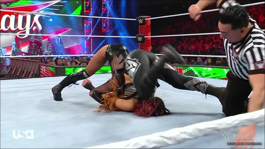 WWE_Monday_Night_Raw_2022_12_19_720p_HDTV_x264-NWCHD_mp4_006215147.jpg