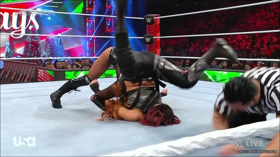 WWE_Monday_Night_Raw_2022_12_19_720p_HDTV_x264-NWCHD_mp4_006215547.jpg