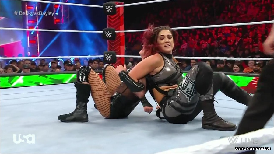 WWE_Monday_Night_Raw_2022_12_19_720p_HDTV_x264-NWCHD_mp4_006217549.jpg