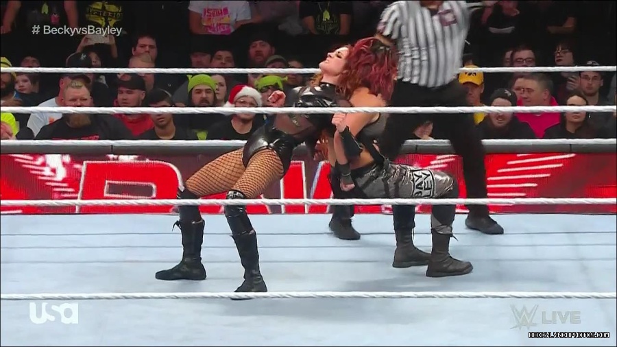 WWE_Monday_Night_Raw_2022_12_19_720p_HDTV_x264-NWCHD_mp4_006219151.jpg