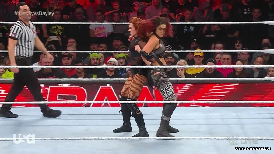 WWE_Monday_Night_Raw_2022_12_19_720p_HDTV_x264-NWCHD_mp4_006220752.jpg