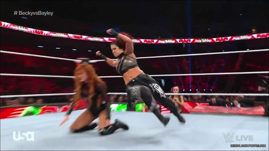 WWE_Monday_Night_Raw_2022_12_19_720p_HDTV_x264-NWCHD_mp4_006225557.jpg