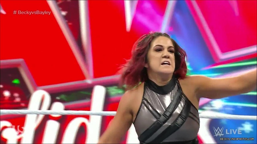 WWE_Monday_Night_Raw_2022_12_19_720p_HDTV_x264-NWCHD_mp4_006231563.jpg