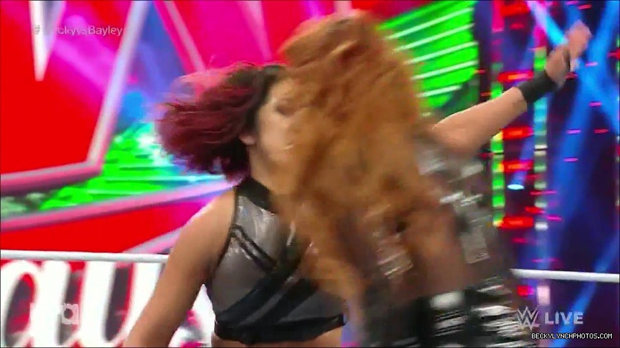 WWE_Monday_Night_Raw_2022_12_19_720p_HDTV_x264-NWCHD_mp4_006231964.jpg