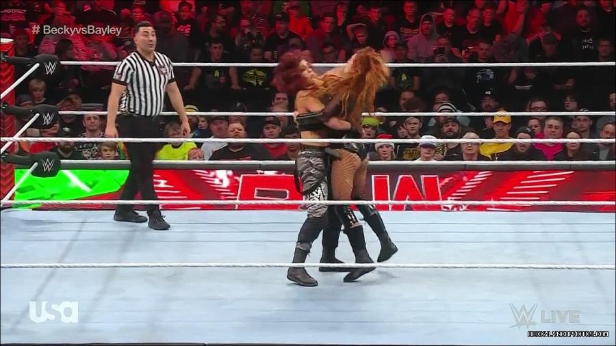 WWE_Monday_Night_Raw_2022_12_19_720p_HDTV_x264-NWCHD_mp4_006233165.jpg