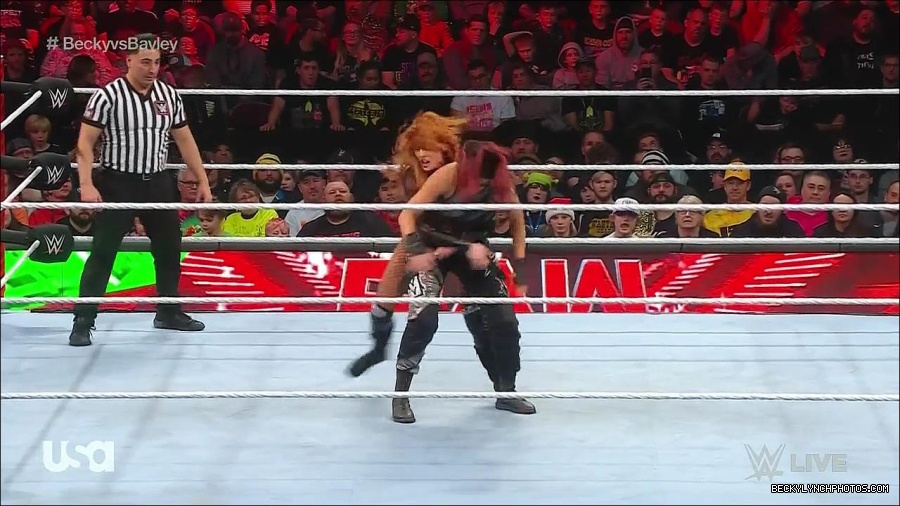 WWE_Monday_Night_Raw_2022_12_19_720p_HDTV_x264-NWCHD_mp4_006233966.jpg